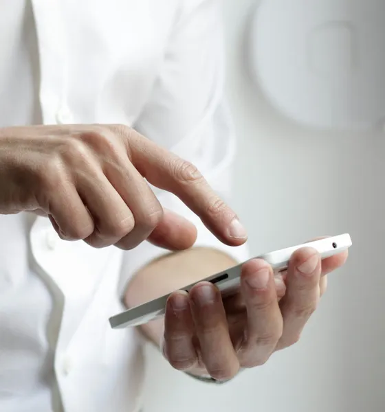 Hands choosing an arrival window on a phone