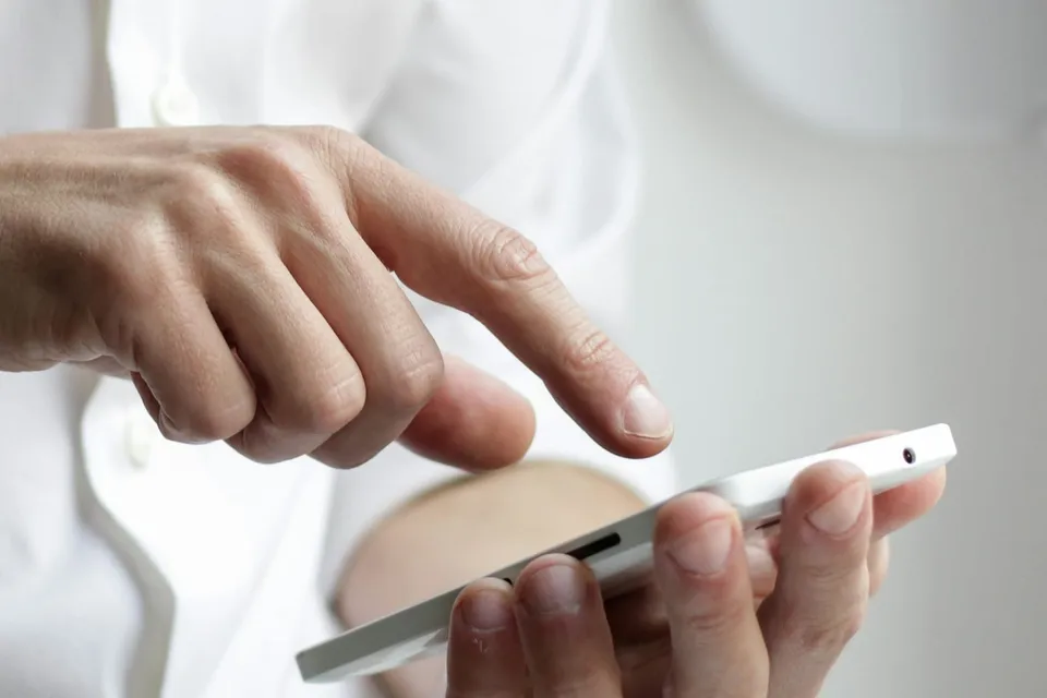 Hands choosing an arrival window on a phone