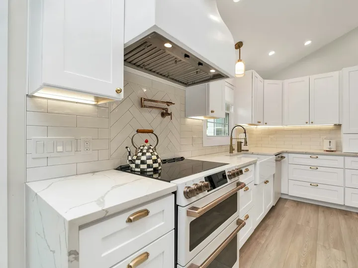 The same kitchen after: counters, hob, and backsplash wiped and degreased
