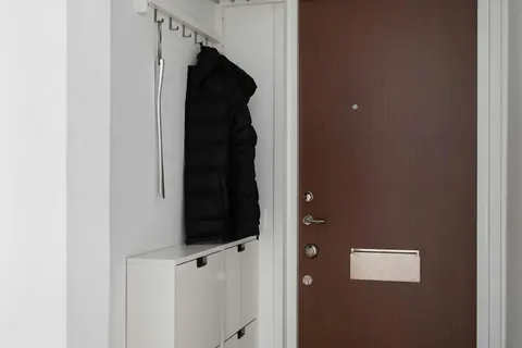 Tidy entrance hall with a coat rack and shoe cabinet