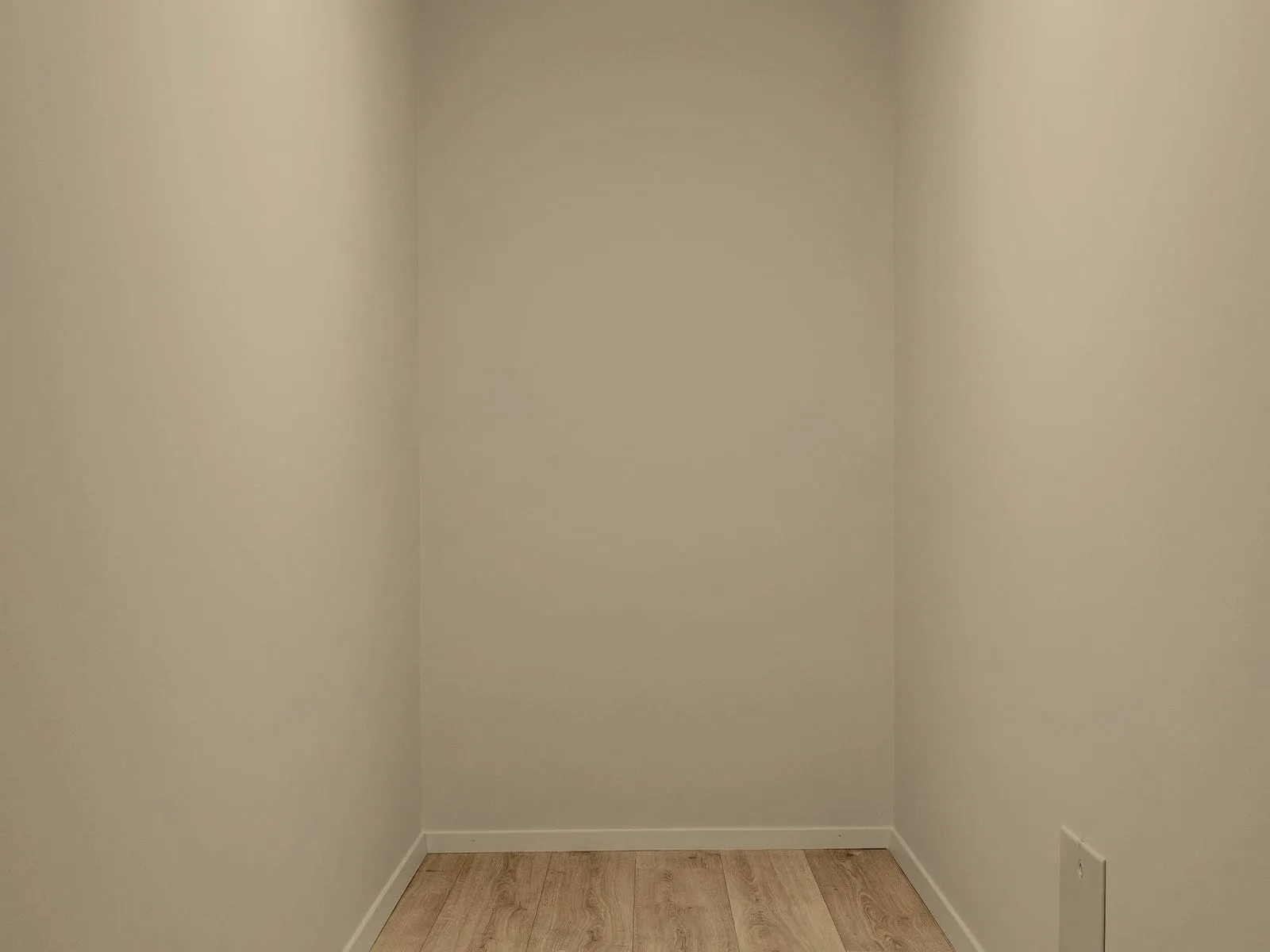 Spare room before cleaning: dust film on the walls, skirting, and new floor