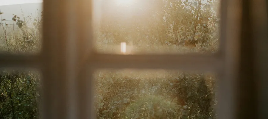 Lumière à travers une vitre propre